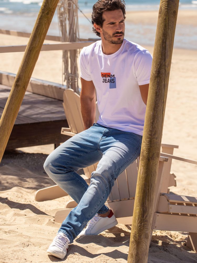 Calça de ganga e T-shirt