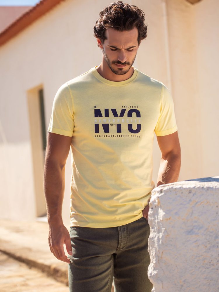 T-shirt, calças