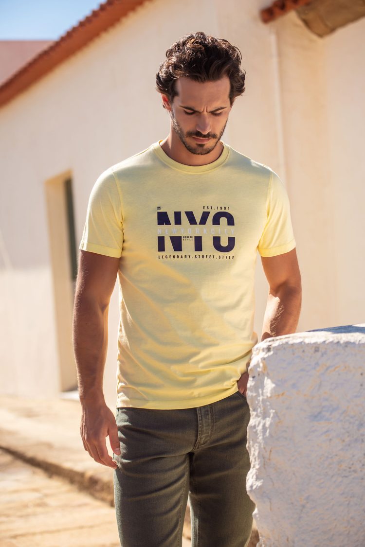 T-shirt, calças